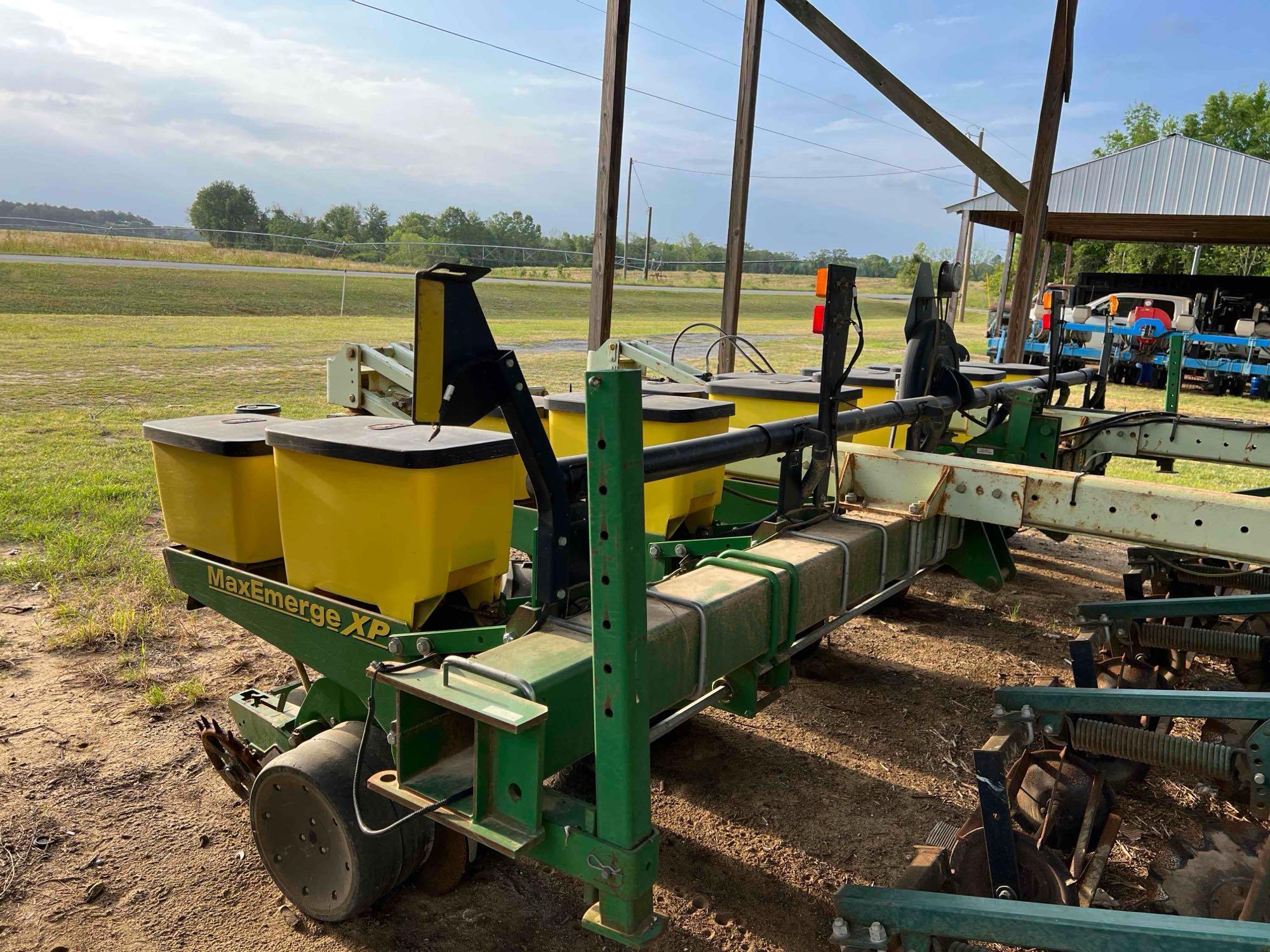 2007 KMC 6700 Strip Till With John Deere 1700 Planters