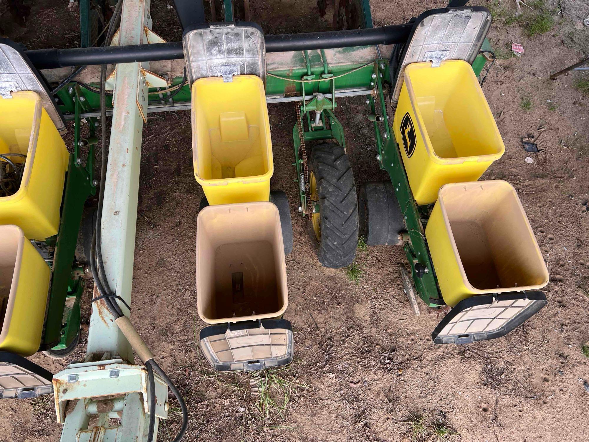 2007 KMC 6700 Strip Till With John Deere 1700 Planters