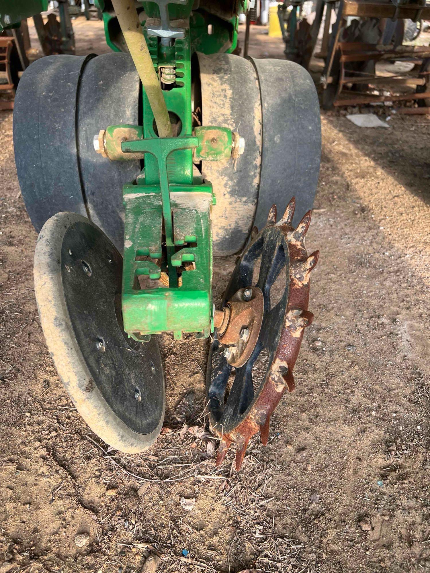 2007 KMC 6700 Strip Till With John Deere 1700 Planters