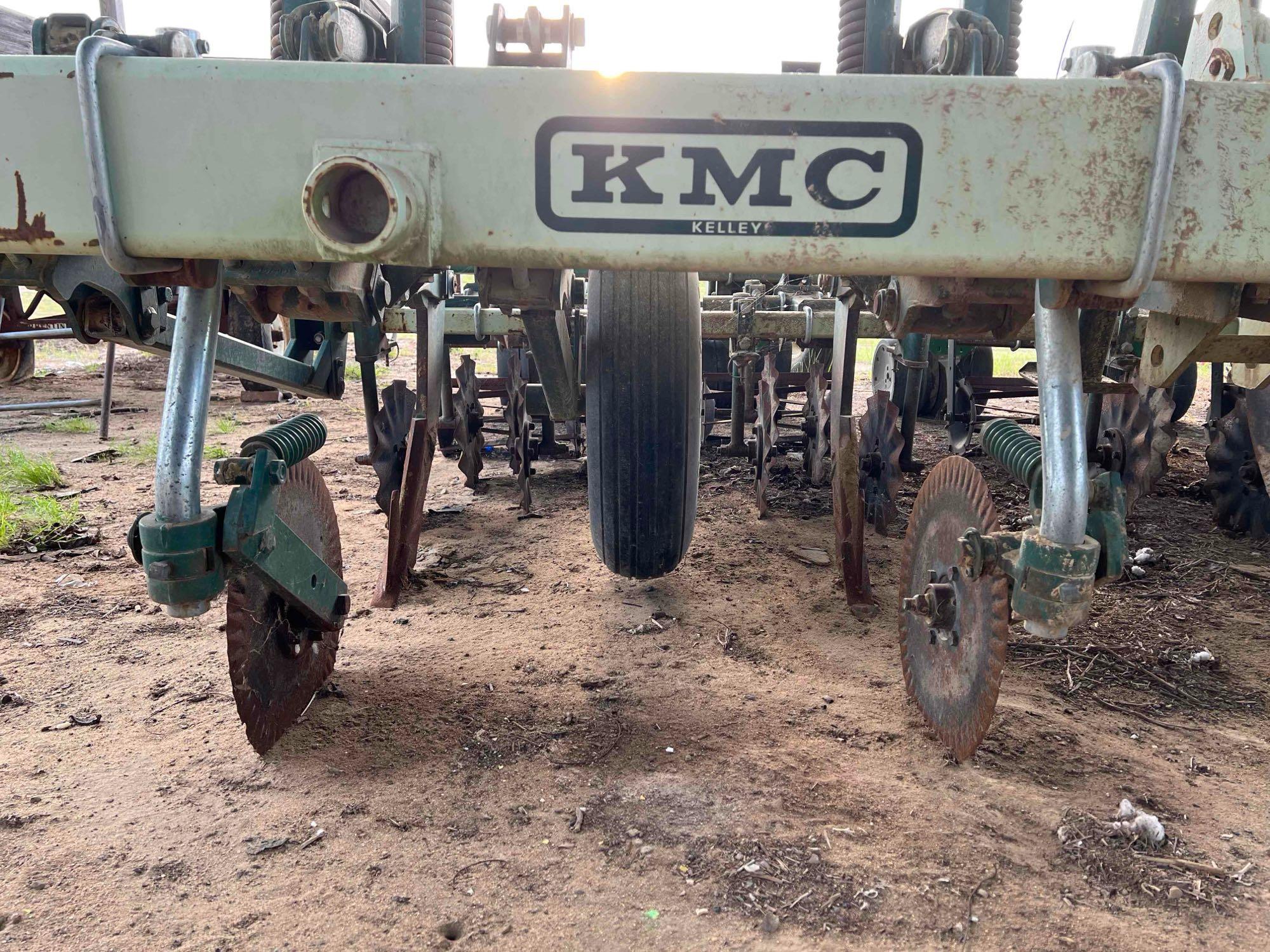 2007 KMC 6700 Strip Till With John Deere 1700 Planters