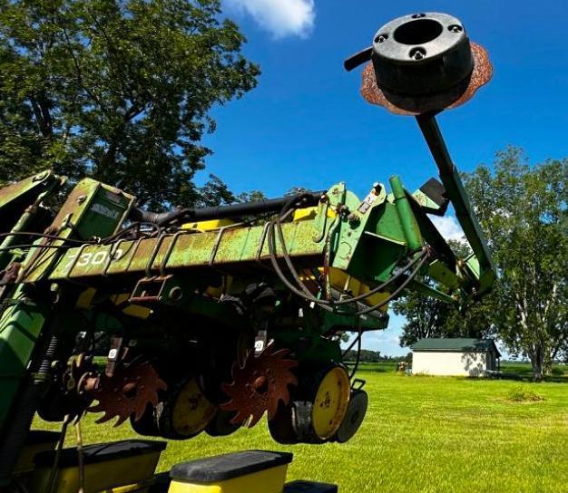 2004 John Deer 7300 Max-Emerge 3-Point Planter