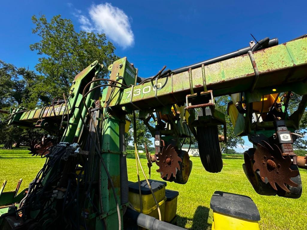2004 John Deer 7300 Max-Emerge 3-Point Planter