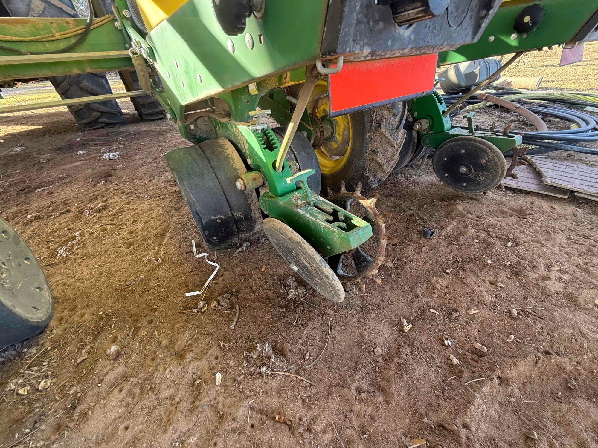 John Deere 1700 Planter