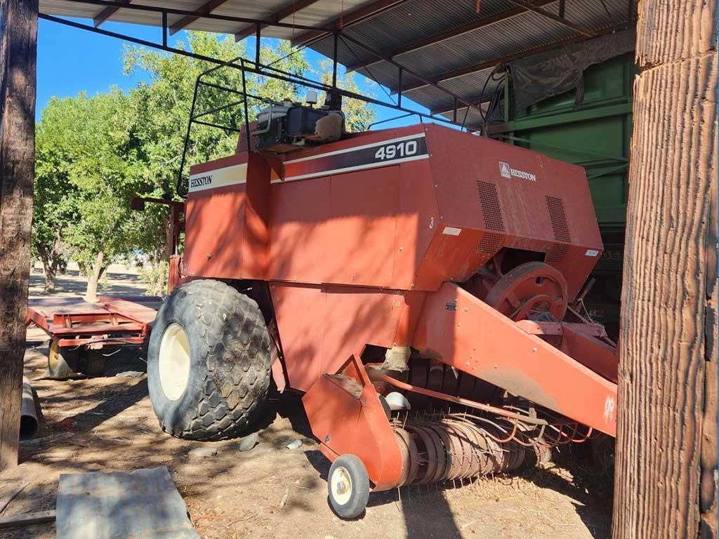 Hesston 4910 Baler