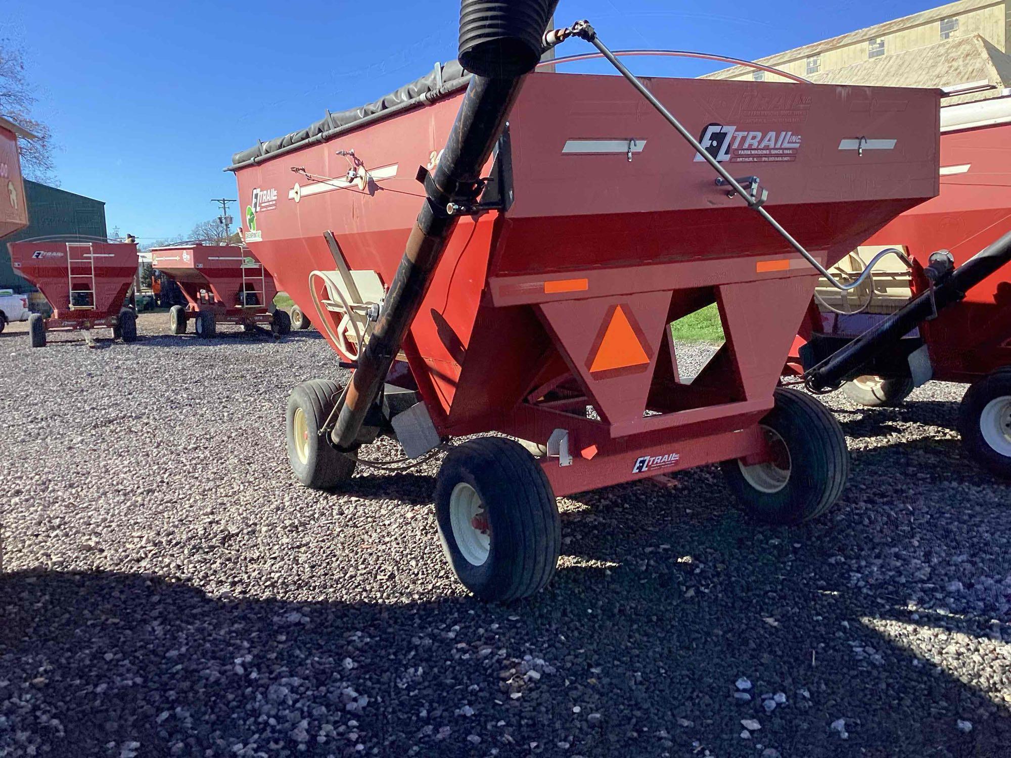 E-Z Trail 3400 Gravity Wagon with Honda EX27 9HP Gas Engine