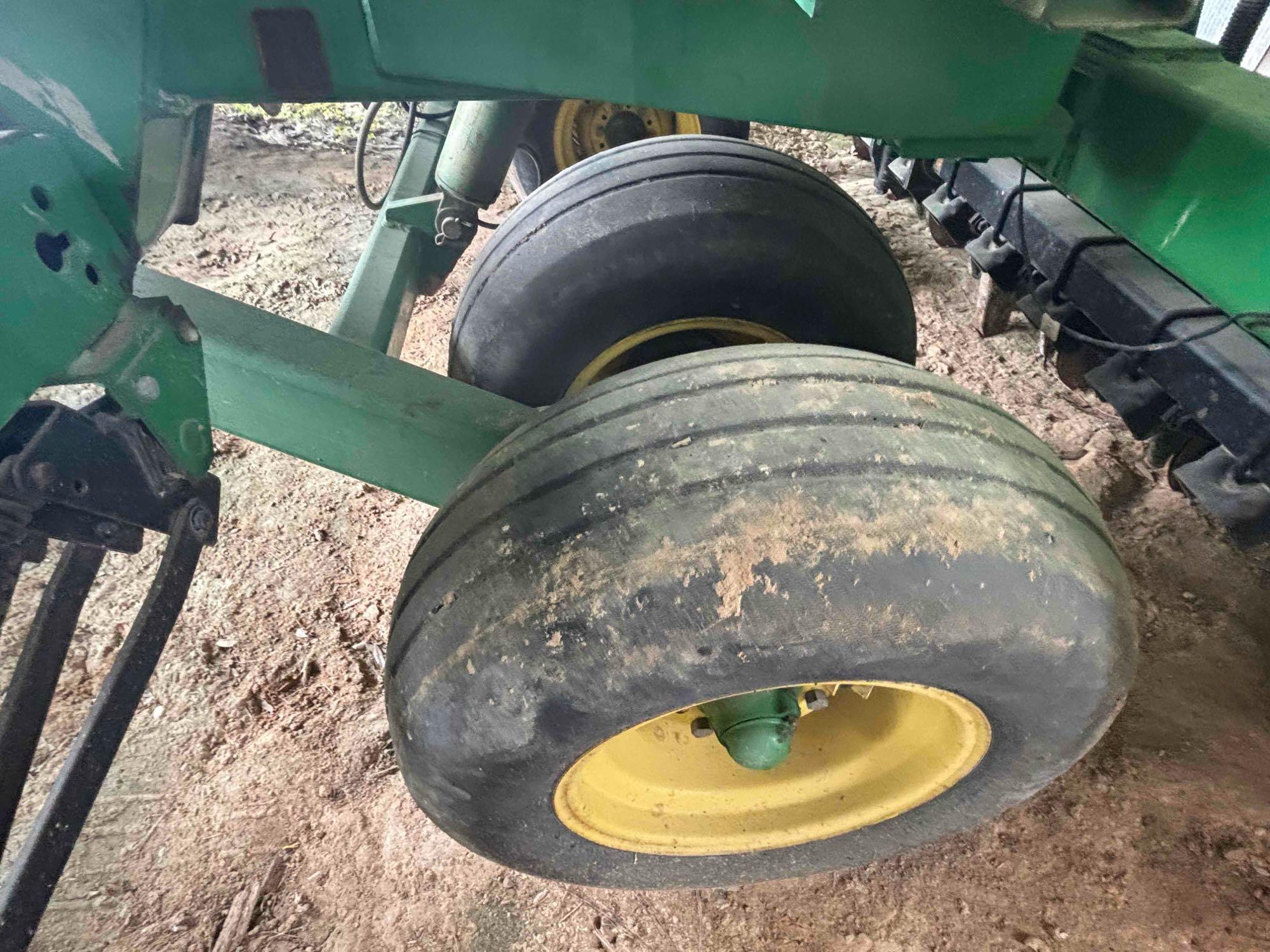 John Deere 455 Drill 30 ft