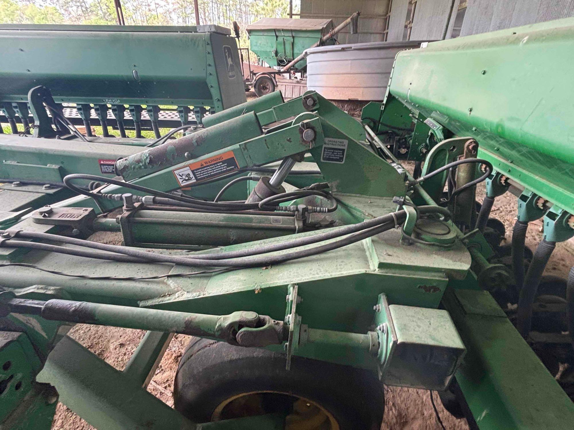 John Deere 455 Drill 30 ft