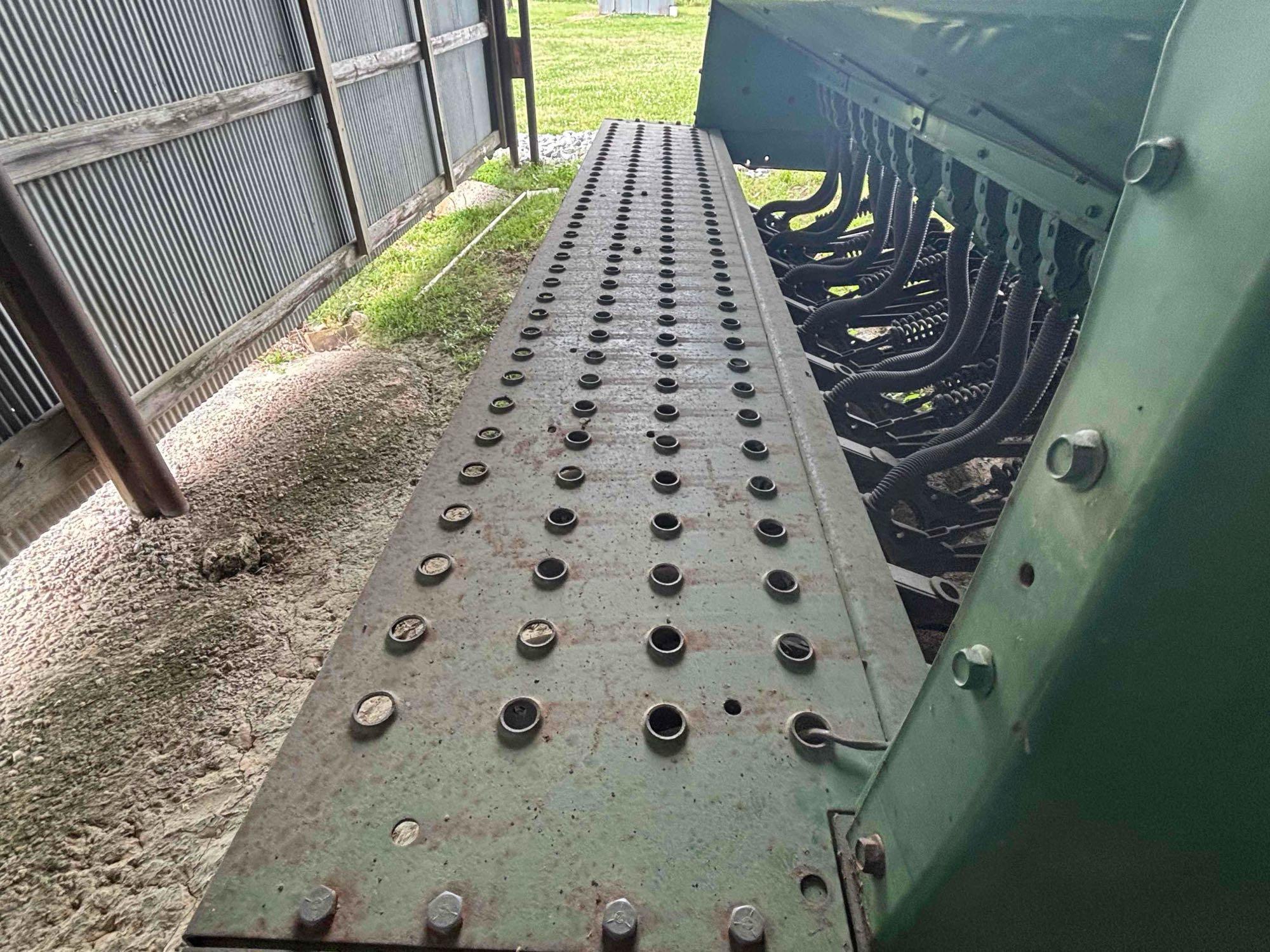 John Deere 455 Drill 30 ft