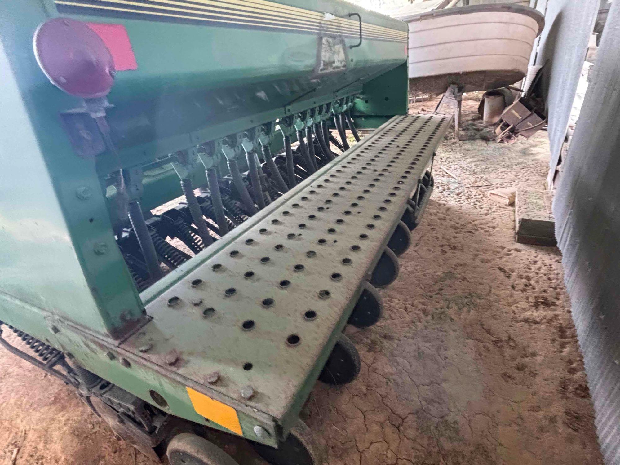 John Deere 455 Drill 30 ft