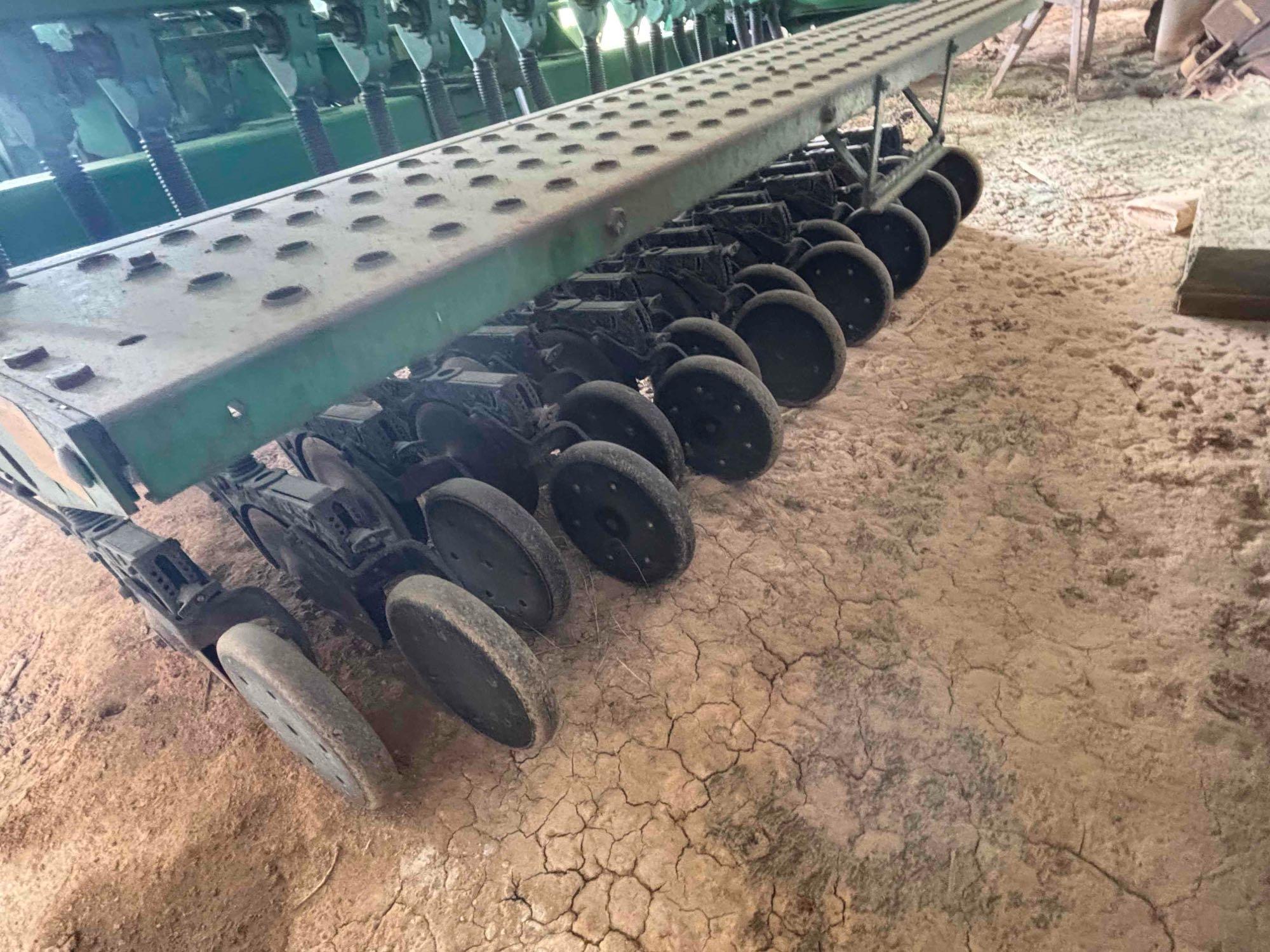John Deere 455 Drill 30 ft