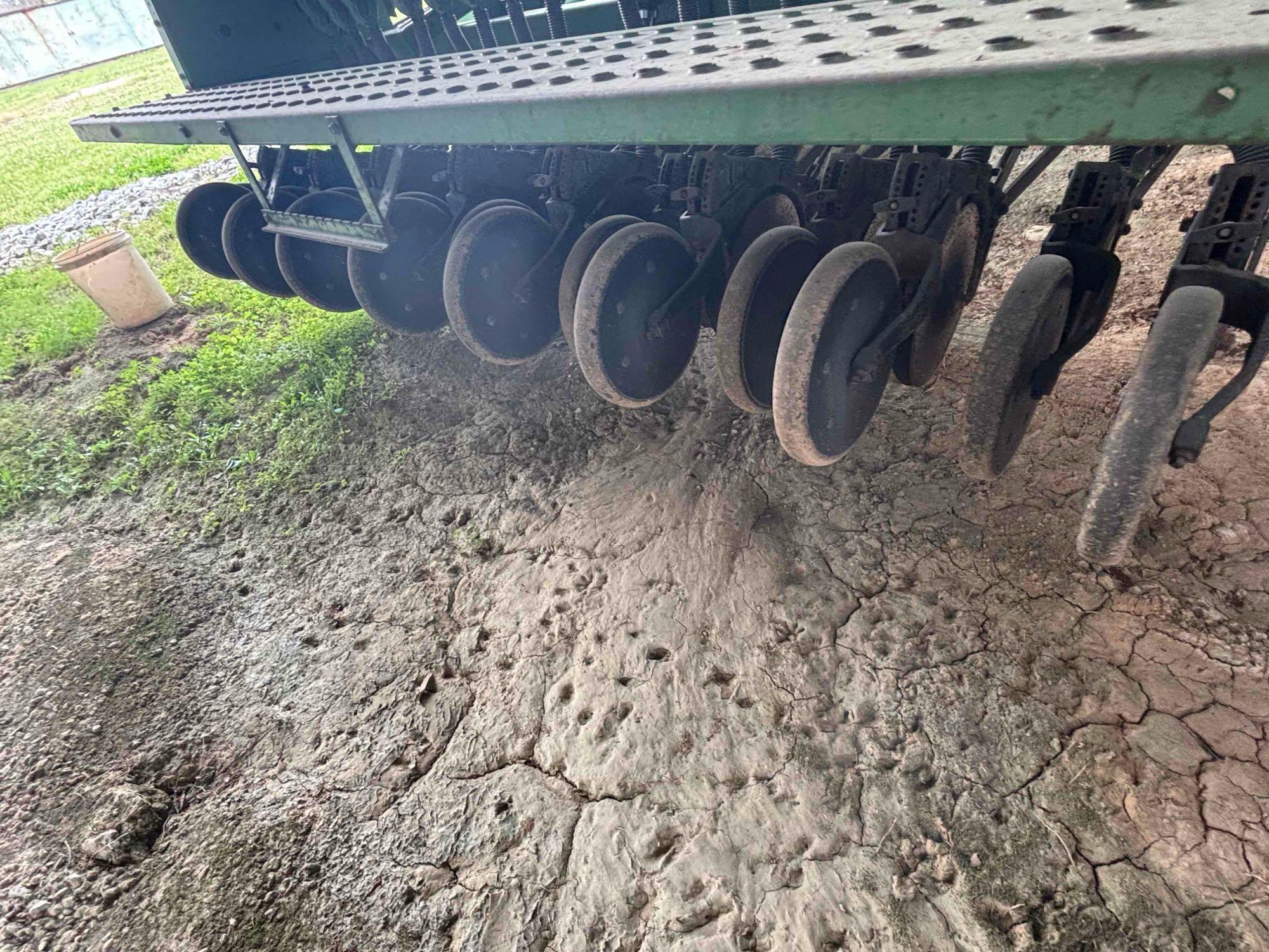 John Deere 455 Drill 30 ft