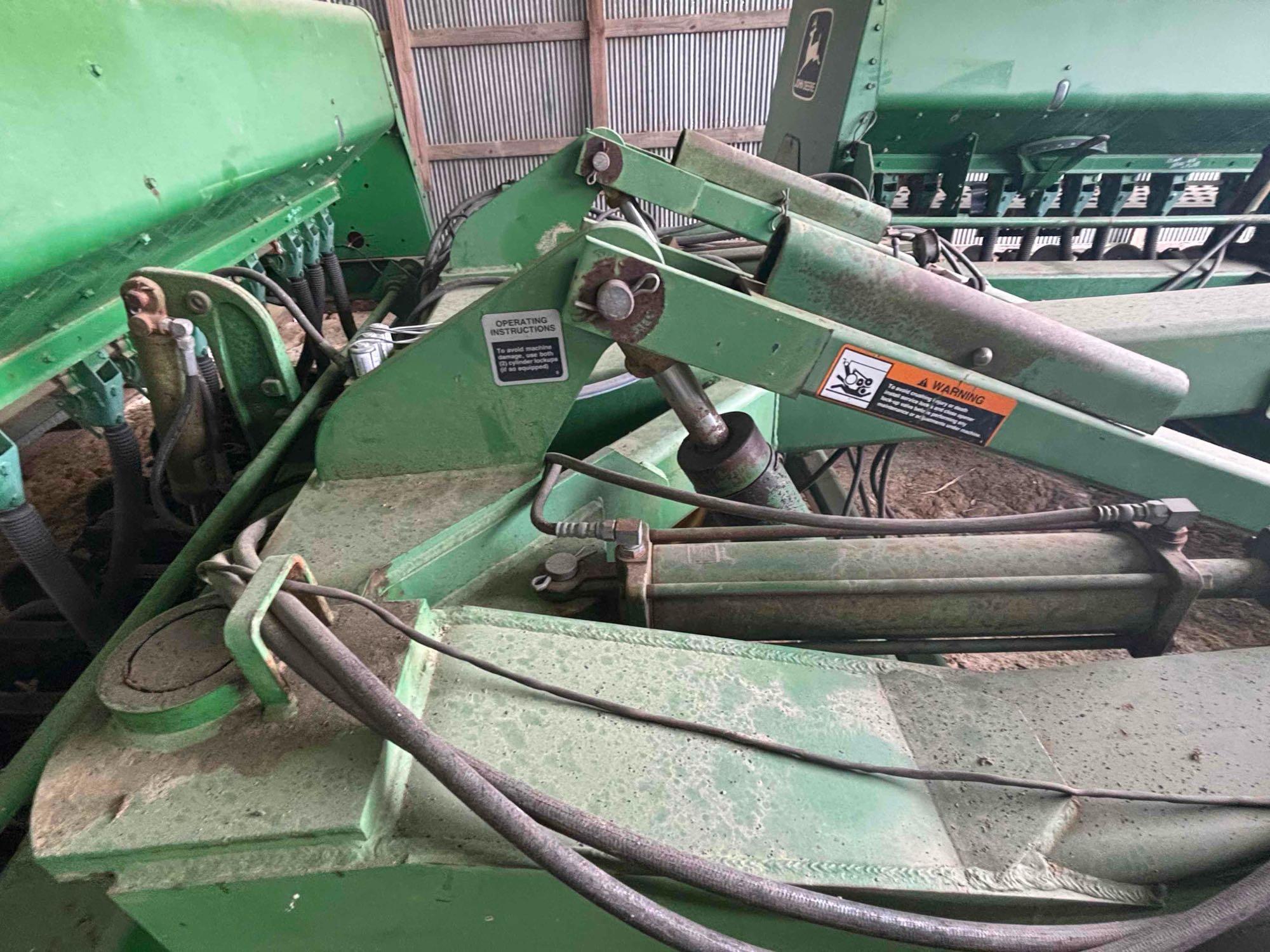 John Deere 455 Drill 30 ft