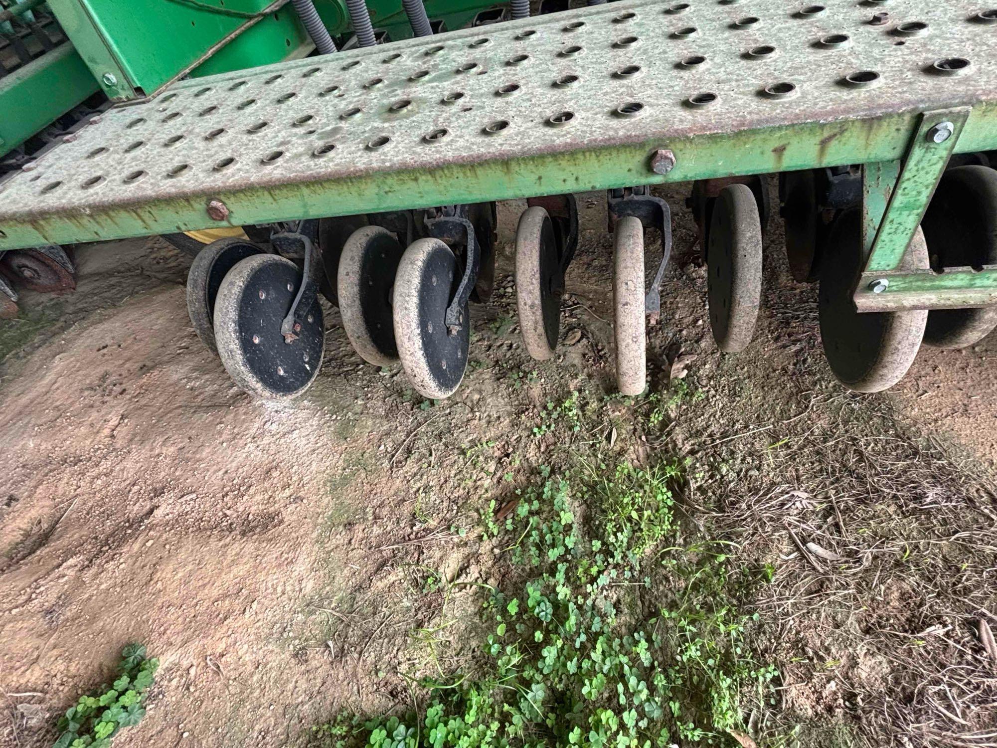 John Deere 455 Drill 30 ft