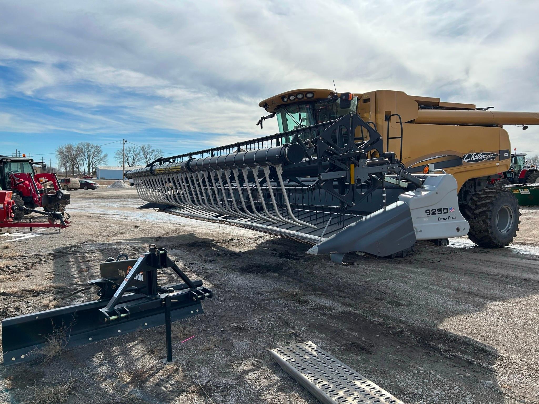2010 Gleaner 9250 Draper Head  30' with Crary Air Wind System
