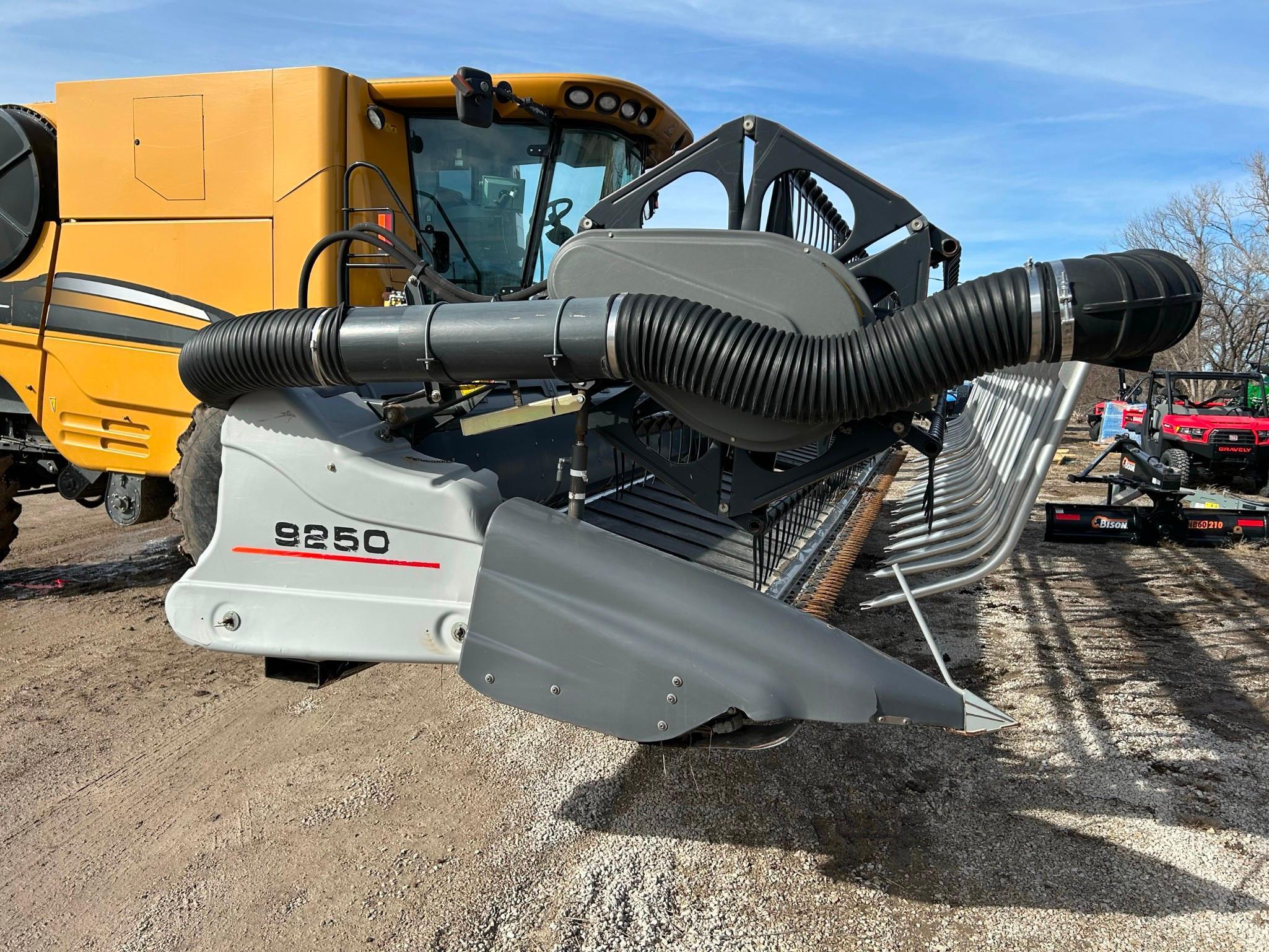 2010 Gleaner 9250 Draper Head  30' with Crary Air Wind System