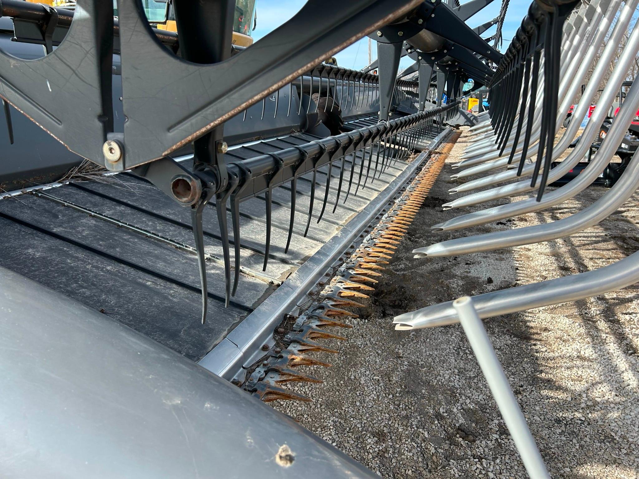 2010 Gleaner 9250 Draper Head  30' with Crary Air Wind System