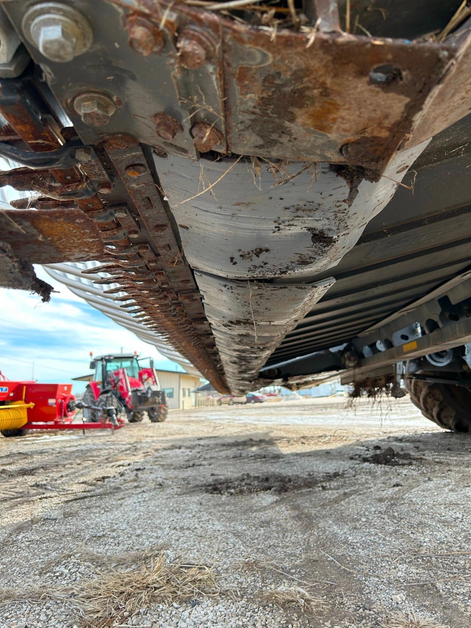 2010 Gleaner 9250 Draper Head  30' with Crary Air Wind System