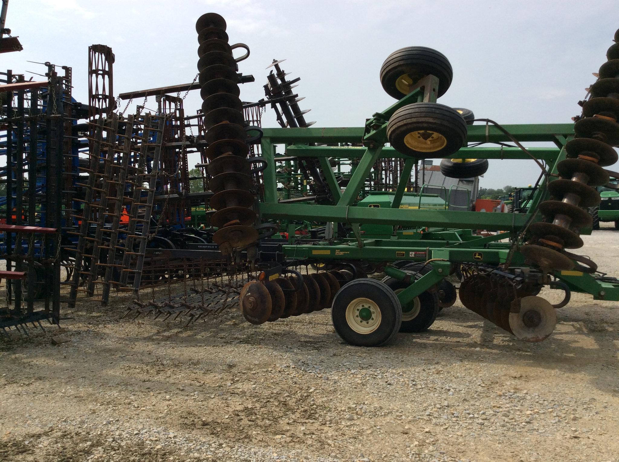 2002 JOHN DEERE 637