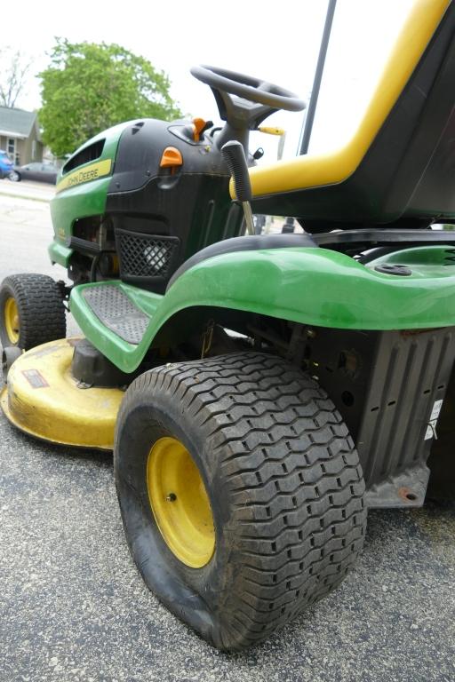 JD Lawn tractor