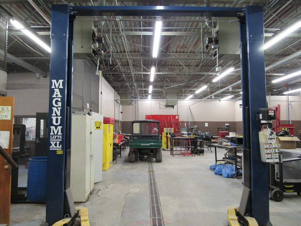 MAGNUM LIFT XL MODEL 10,000 LB