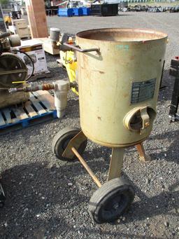 Clemco Model 2452 Sandblast Pot