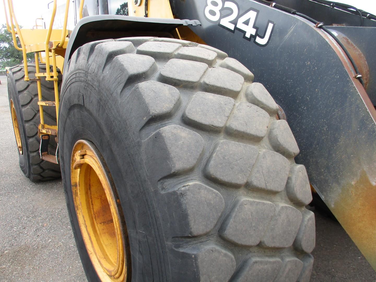 2005 John Deere 824J Rubber Tire Wheel Loader