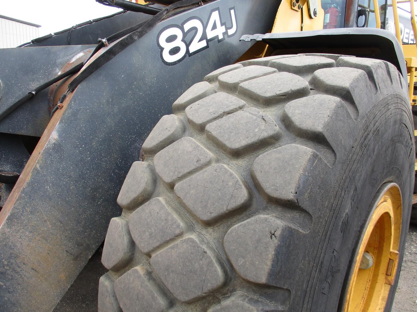 2005 John Deere 824J Rubber Tire Wheel Loader