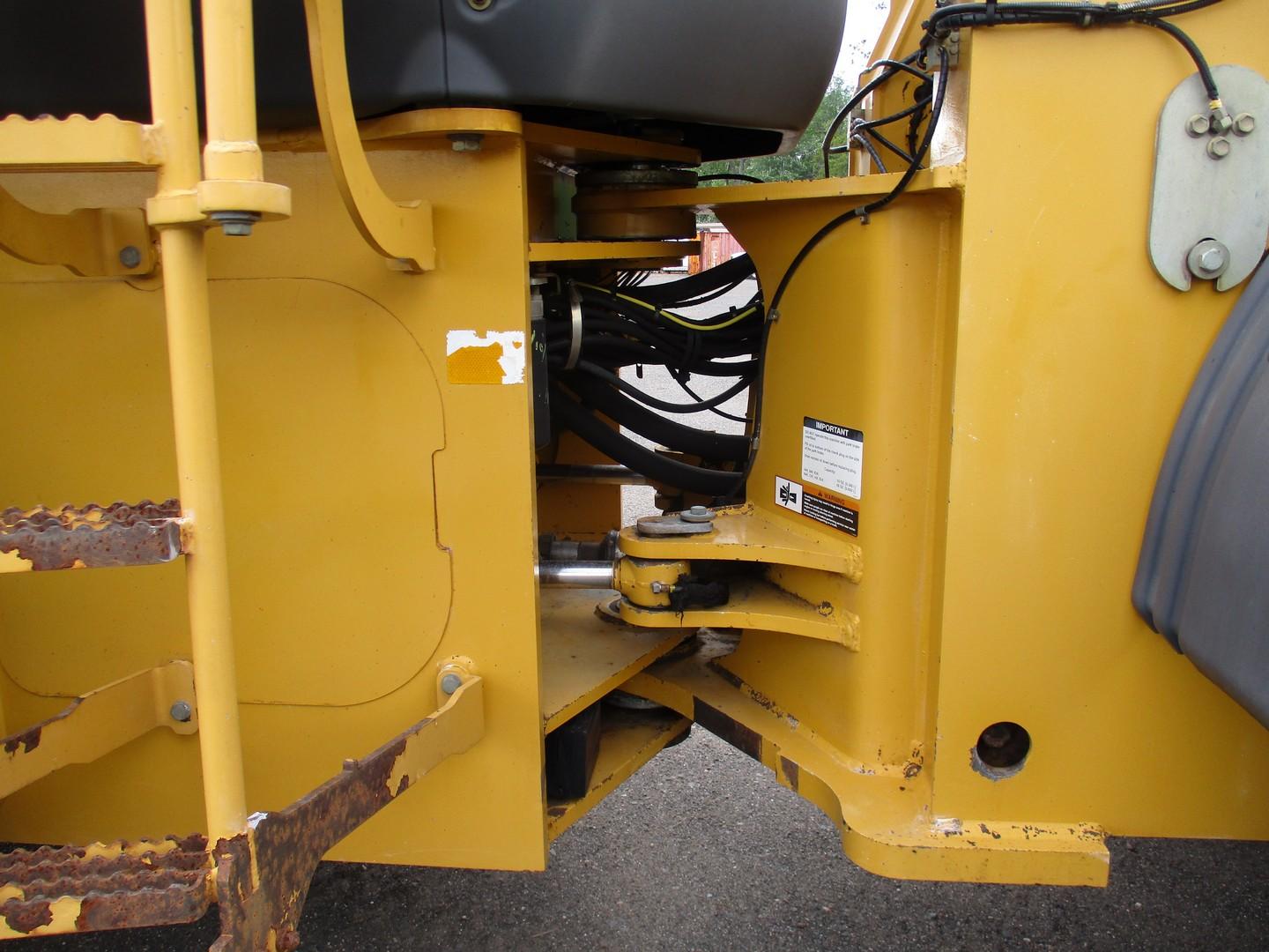 2005 John Deere 824J Rubber Tire Wheel Loader