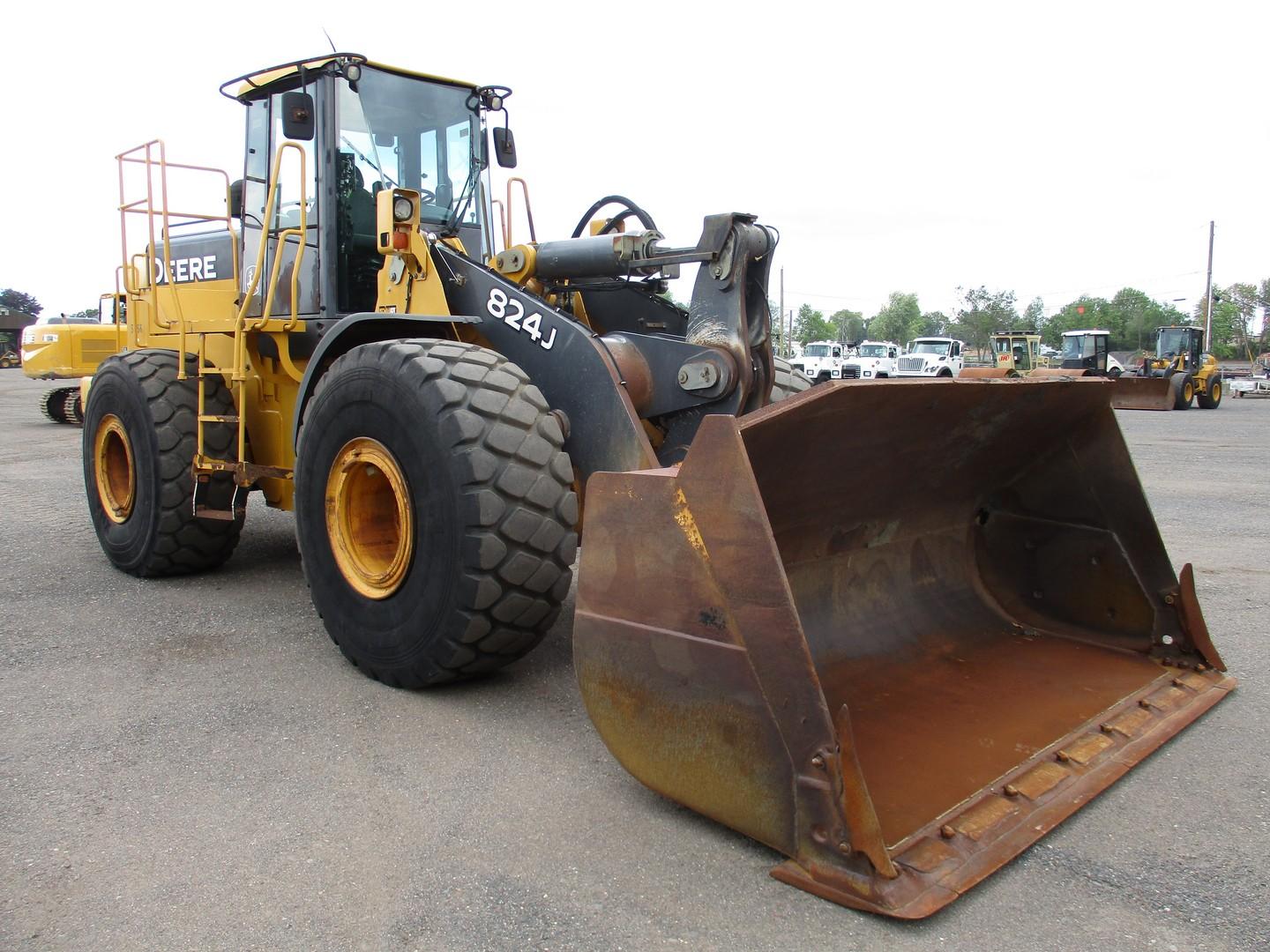 2005 John Deere 824J Rubber Tire Wheel Loader