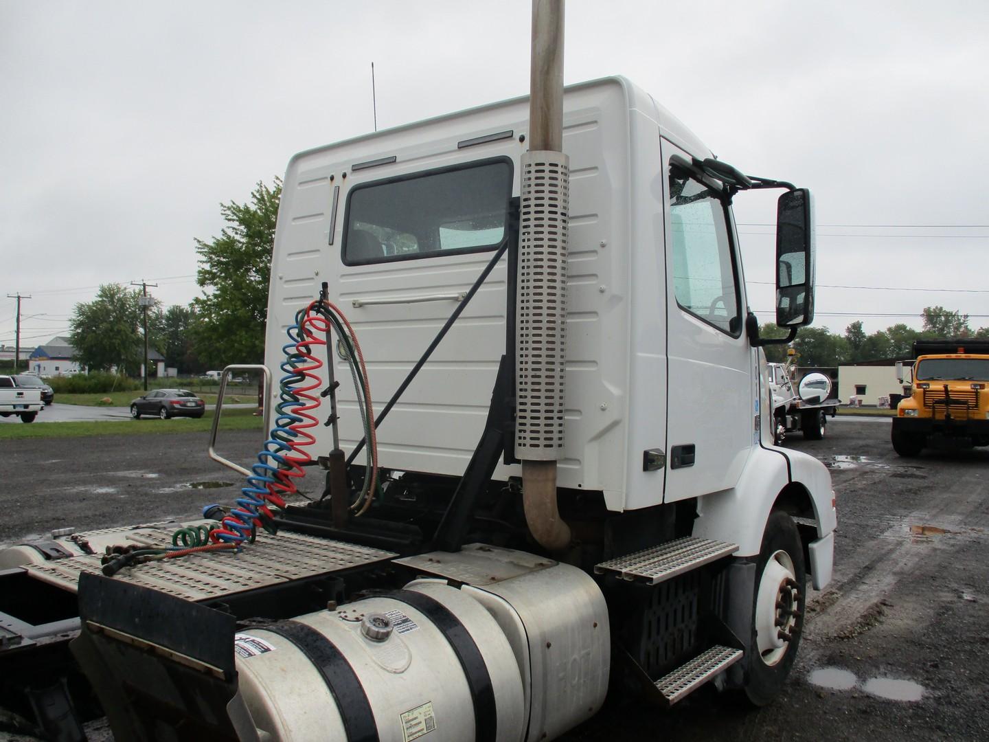 2011 Volvo T/A Tractor