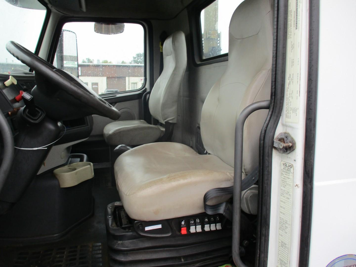 2011 Volvo T/A Tractor
