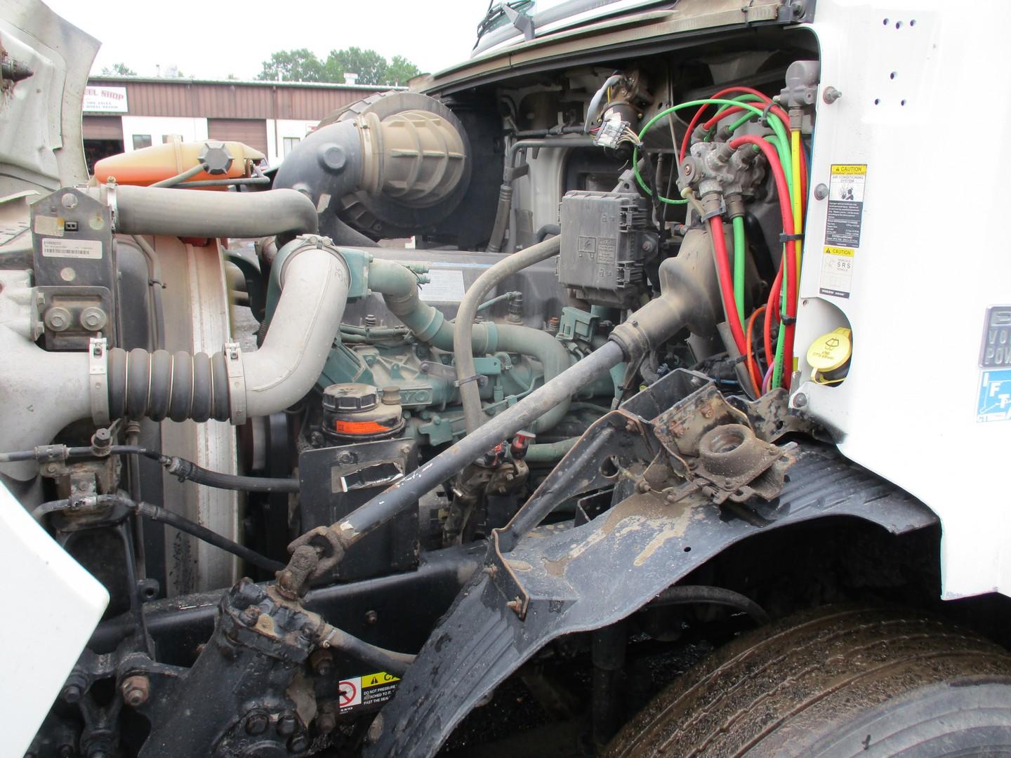 2011 Volvo T/A Tractor