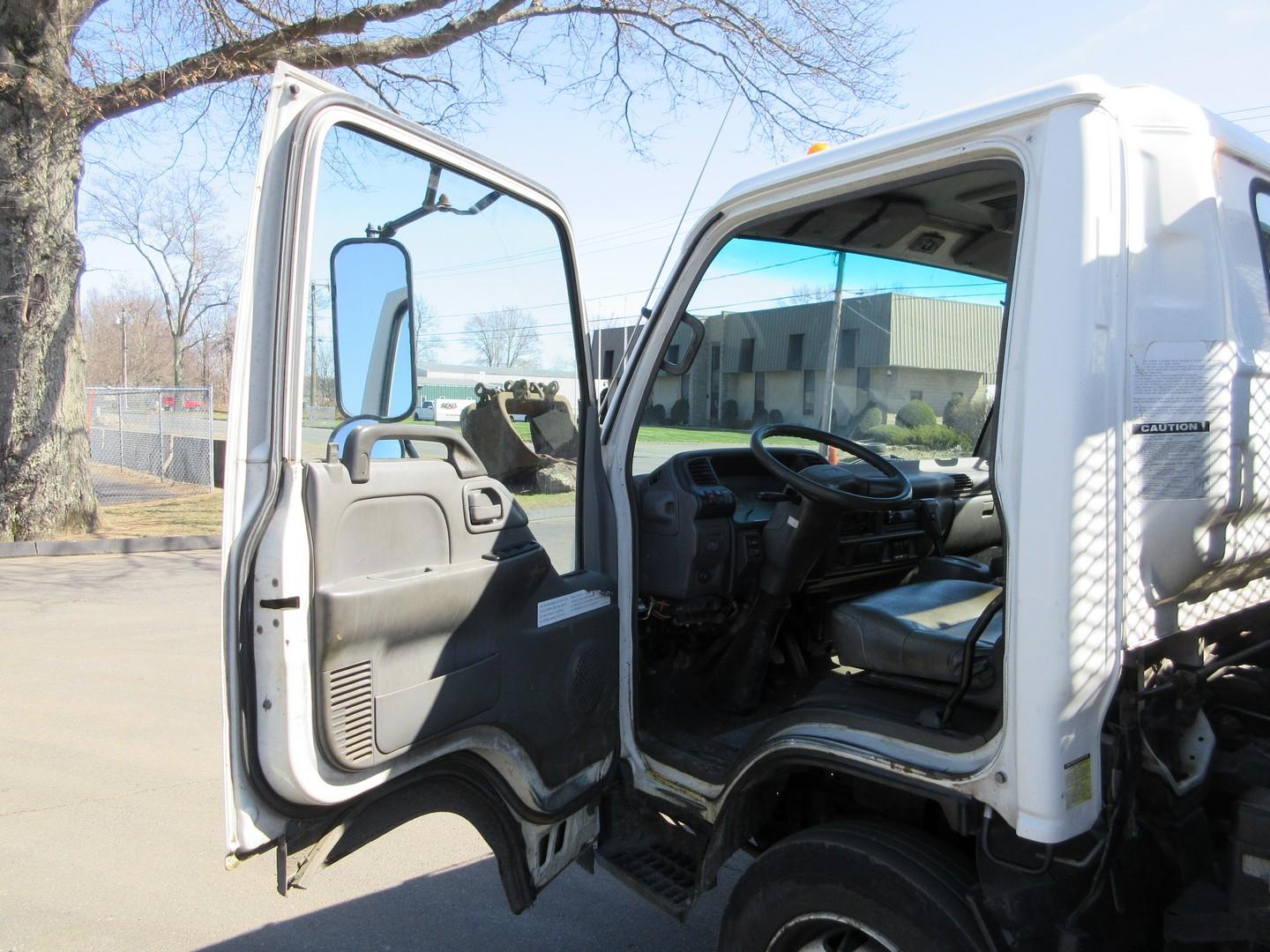 2005 GMC W5500 S/A Flatbed Truck