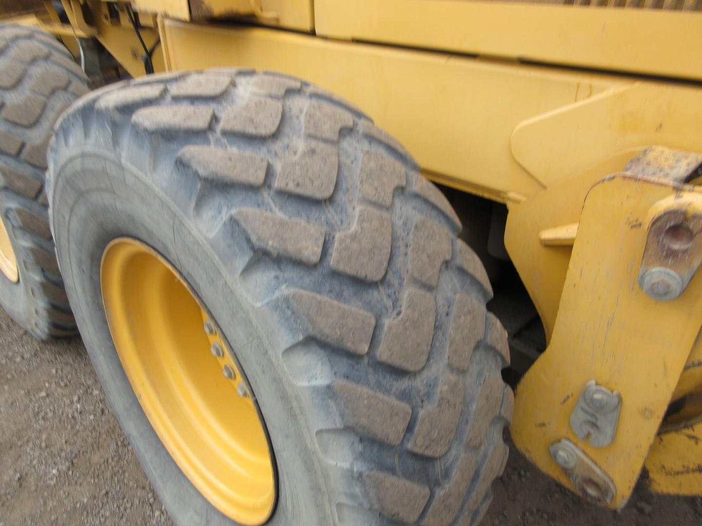 2000 John Deere 772CH Motor Grader