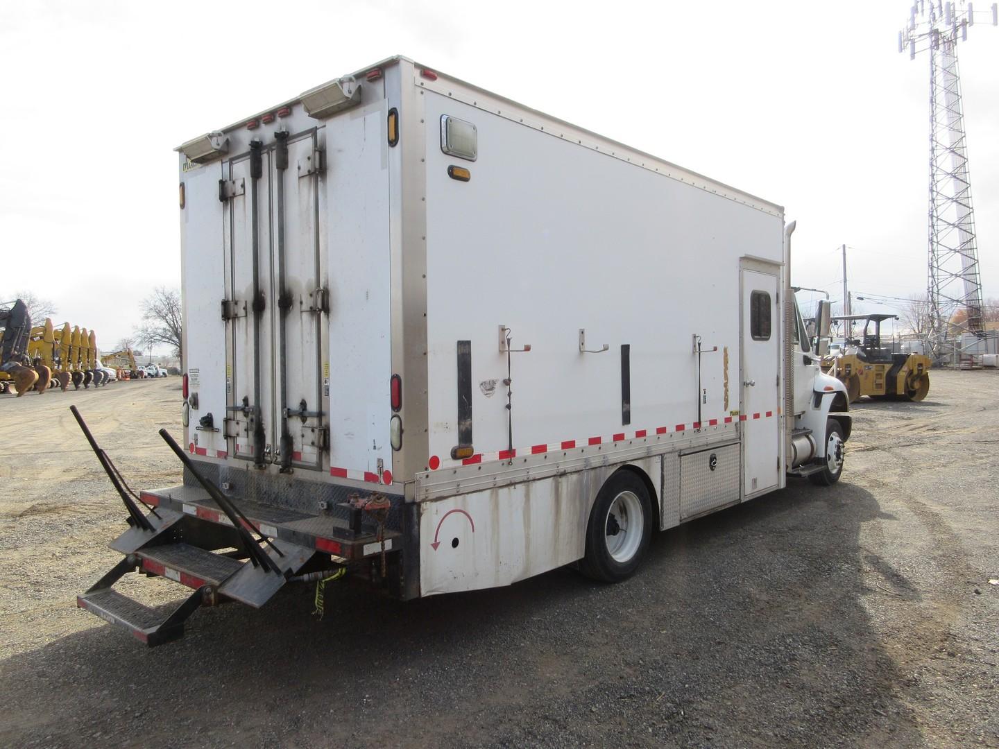 2009 International 4300 S/A Curb Van