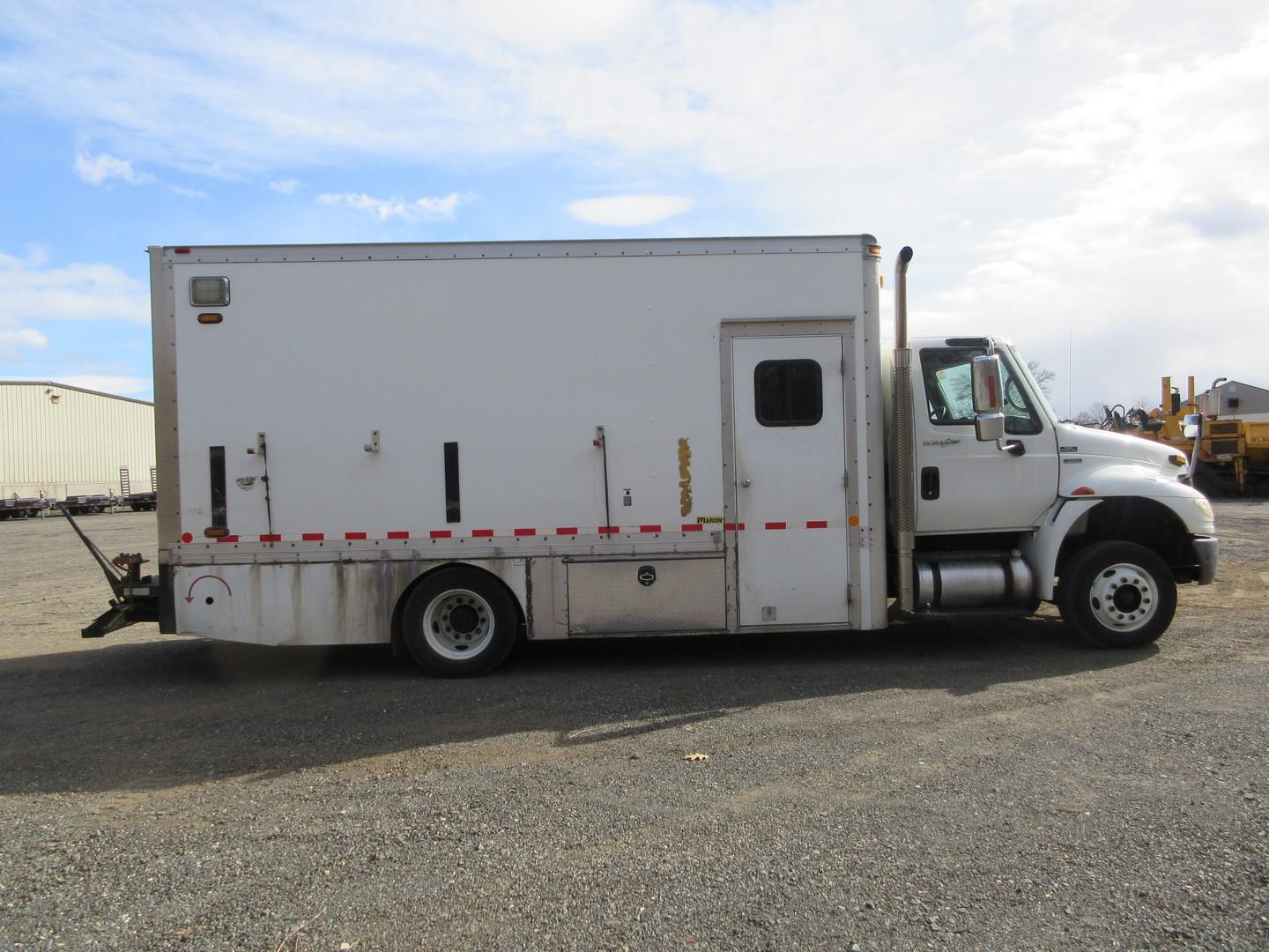 2009 International 4300 S/A Curb Van