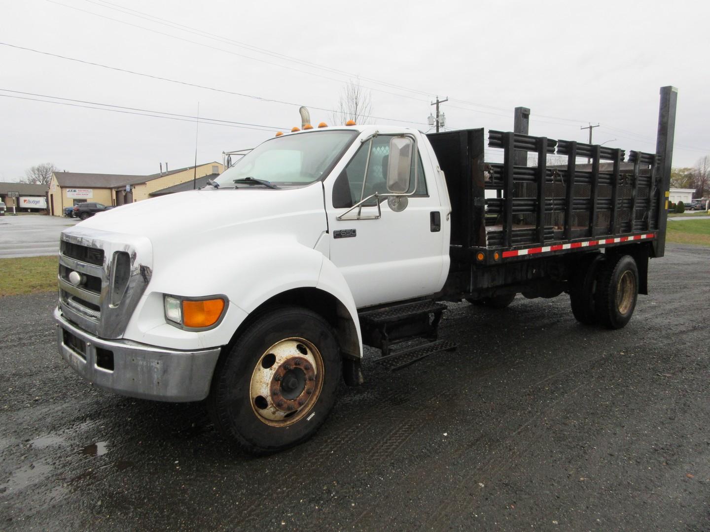 2005 Ford F-650 XL S/A Flatbed Truck