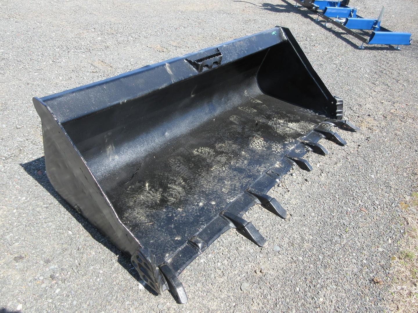 80" Bucket With Teeth