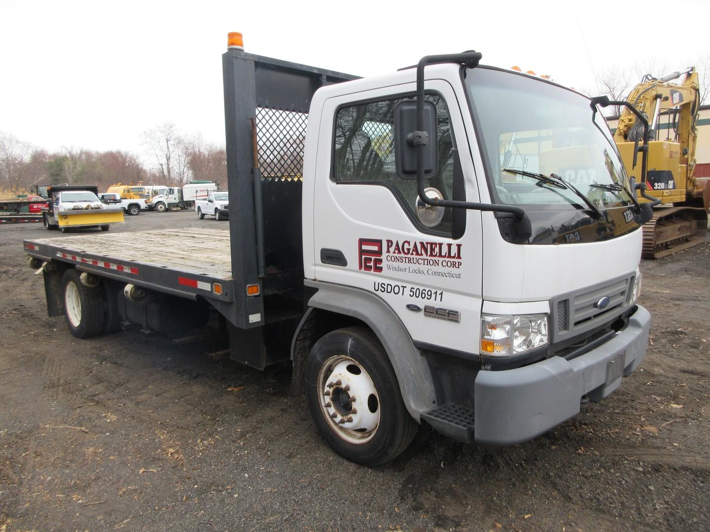 2006 FORD LCF S/A FLATBED TRUCK