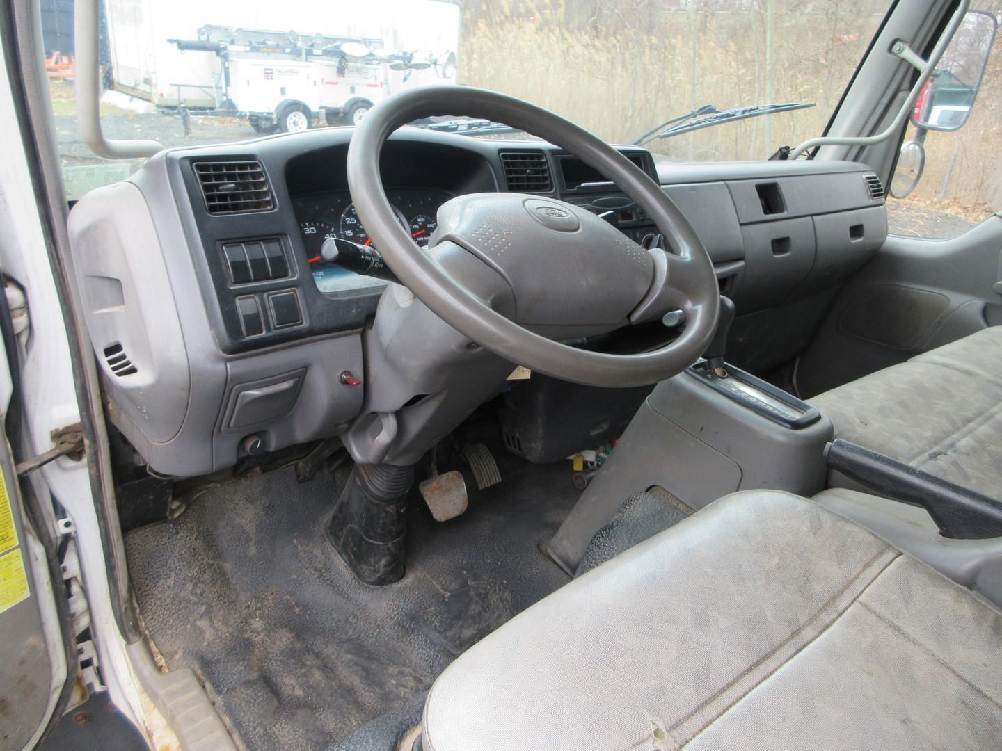 2006 FORD LCF S/A FLATBED TRUCK
