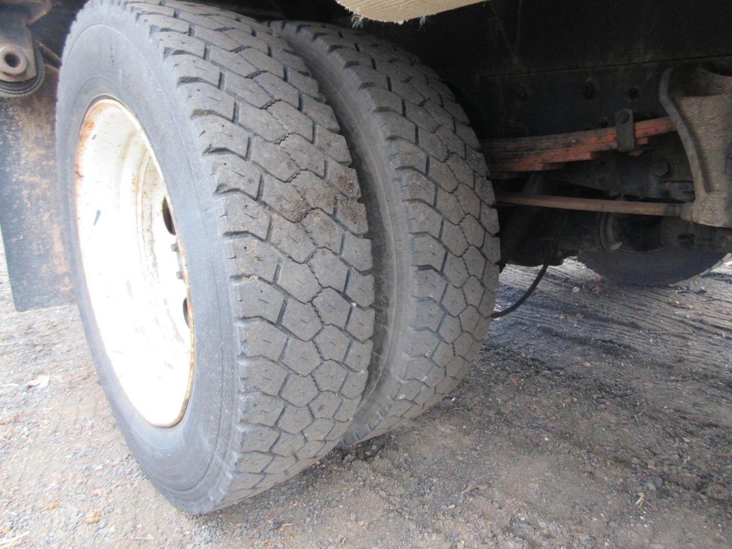 2006 FORD LCF S/A FLATBED TRUCK