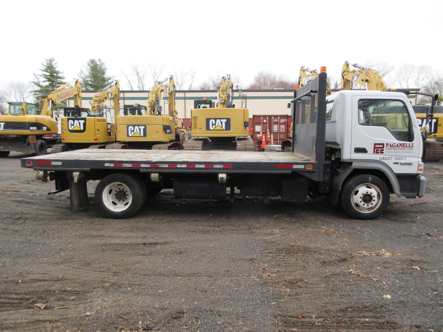 2006 FORD LCF S/A FLATBED TRUCK