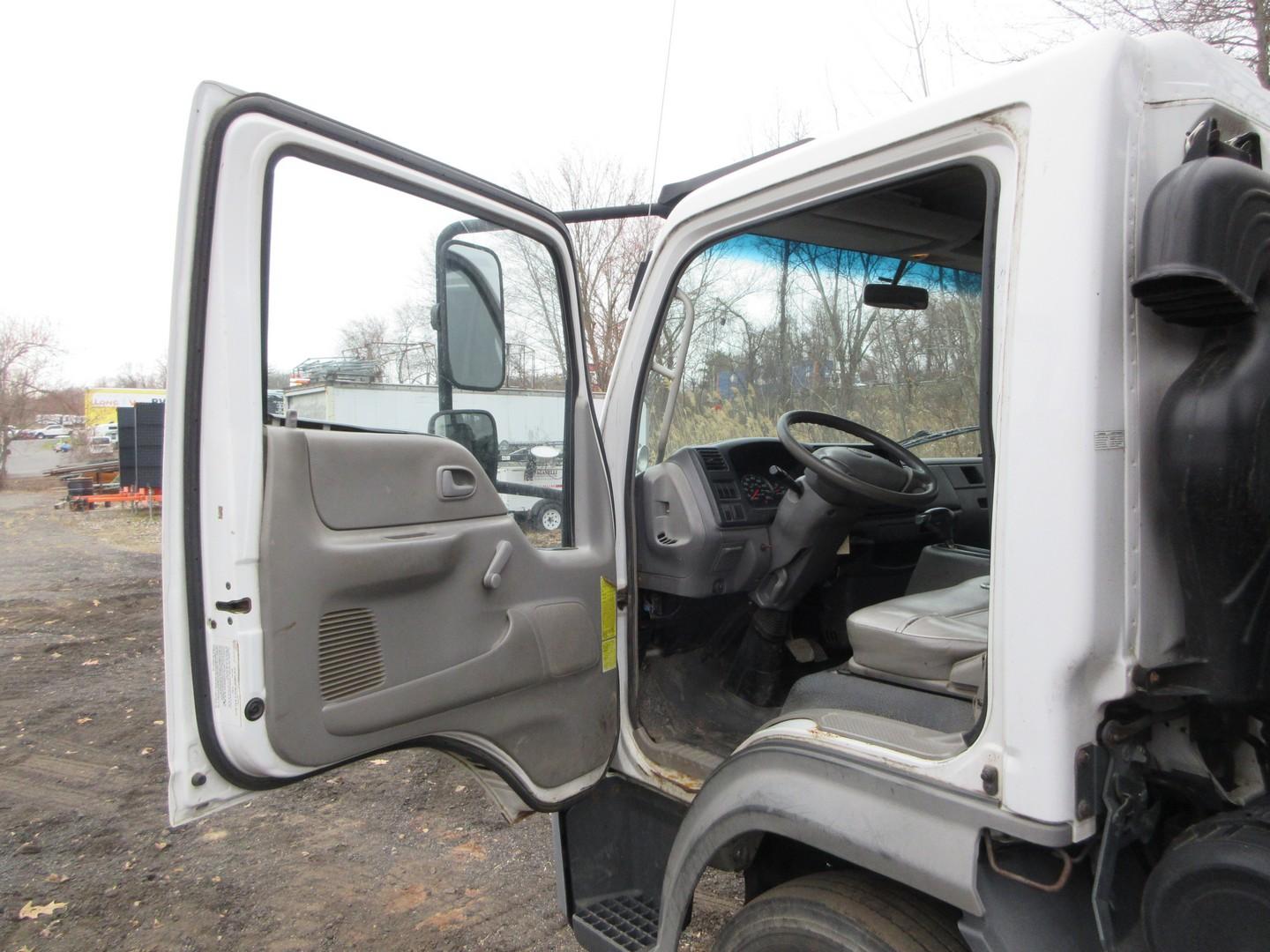 2006 FORD LCF S/A FLATBED TRUCK