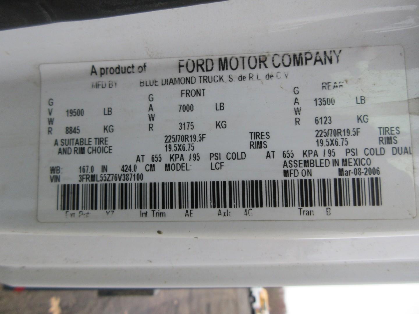 2006 FORD LCF S/A FLATBED TRUCK