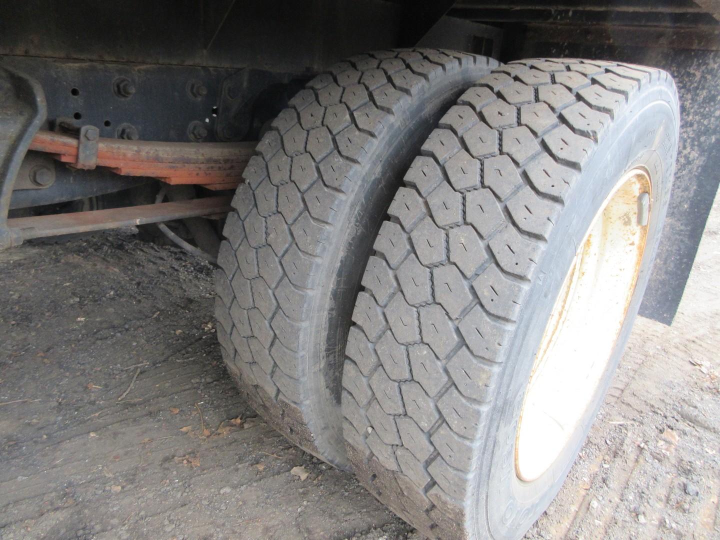 2006 FORD LCF S/A FLATBED TRUCK