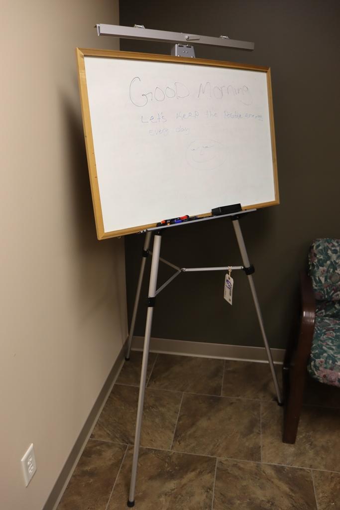 Aluminum easel with dry erase board