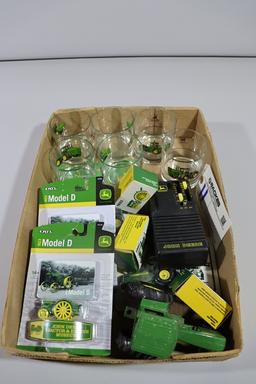 Box to go - John Deere glasses, radio, novelty items