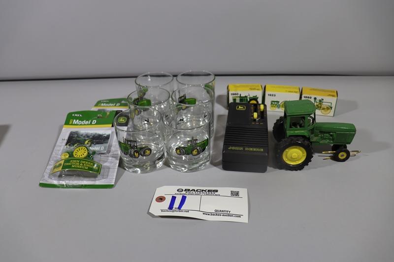 Box to go - John Deere glasses, radio, novelty items