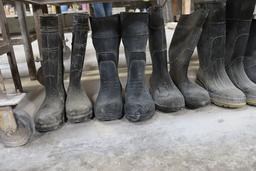 All to go - 8 assorted size pairs of rubber boots