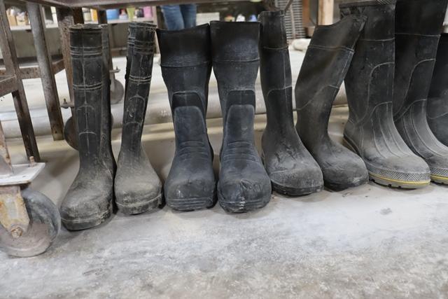 All to go - 8 assorted size pairs of rubber boots
